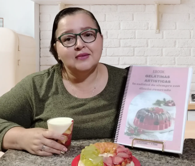 Carmen Carrillo con gelatinas artísticas